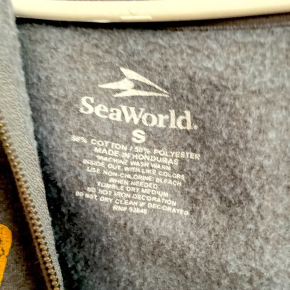 Sea world Zip Hoodie Gray Small Worn once Slight discolored on shoulder & hood - Picture 3 of 5